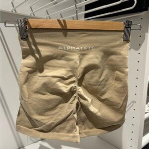 ALPHALETE AMPLIFY SHORTS 4.5